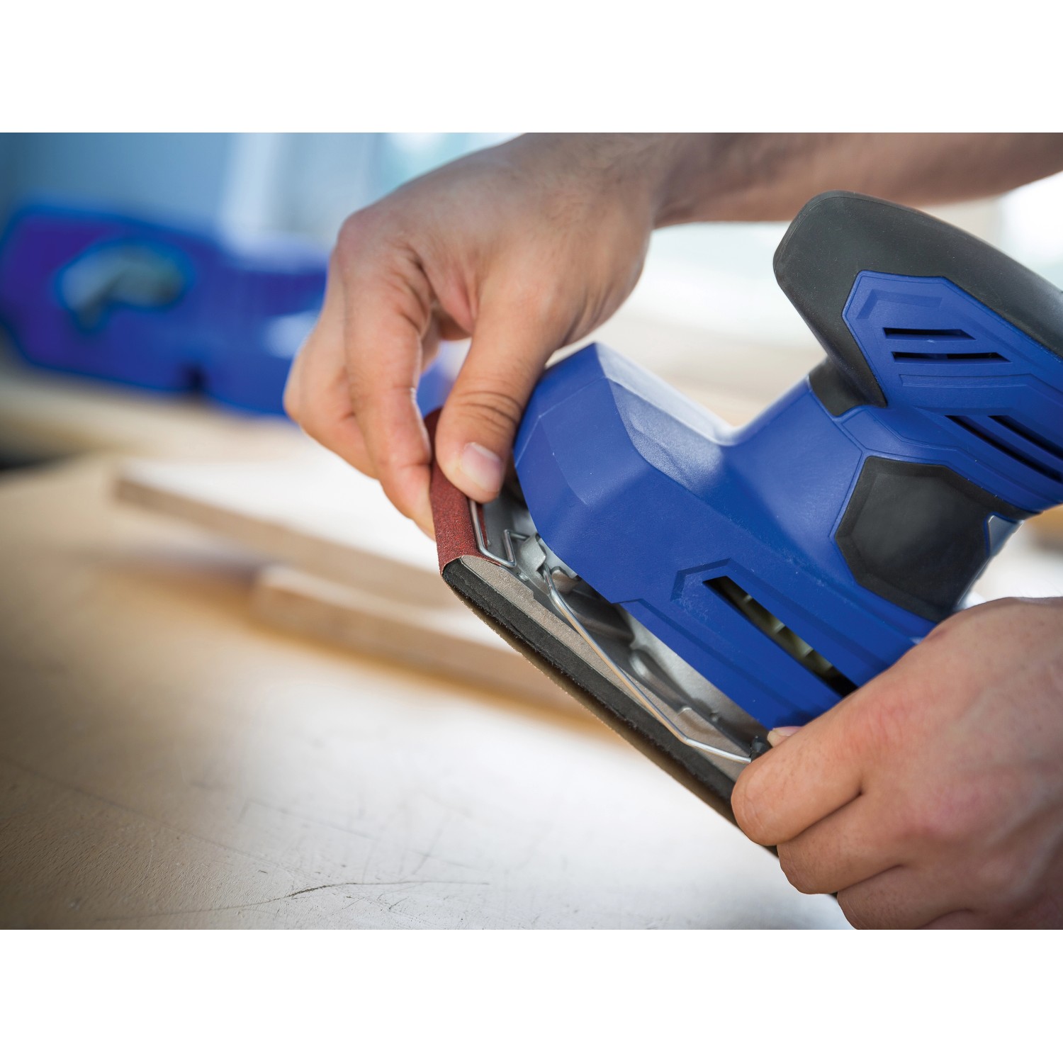 LUX Schleifstreifen K120 im Einsatz am Schwingschleifer. Zubehör für Holz- und Metallbearbeitung.