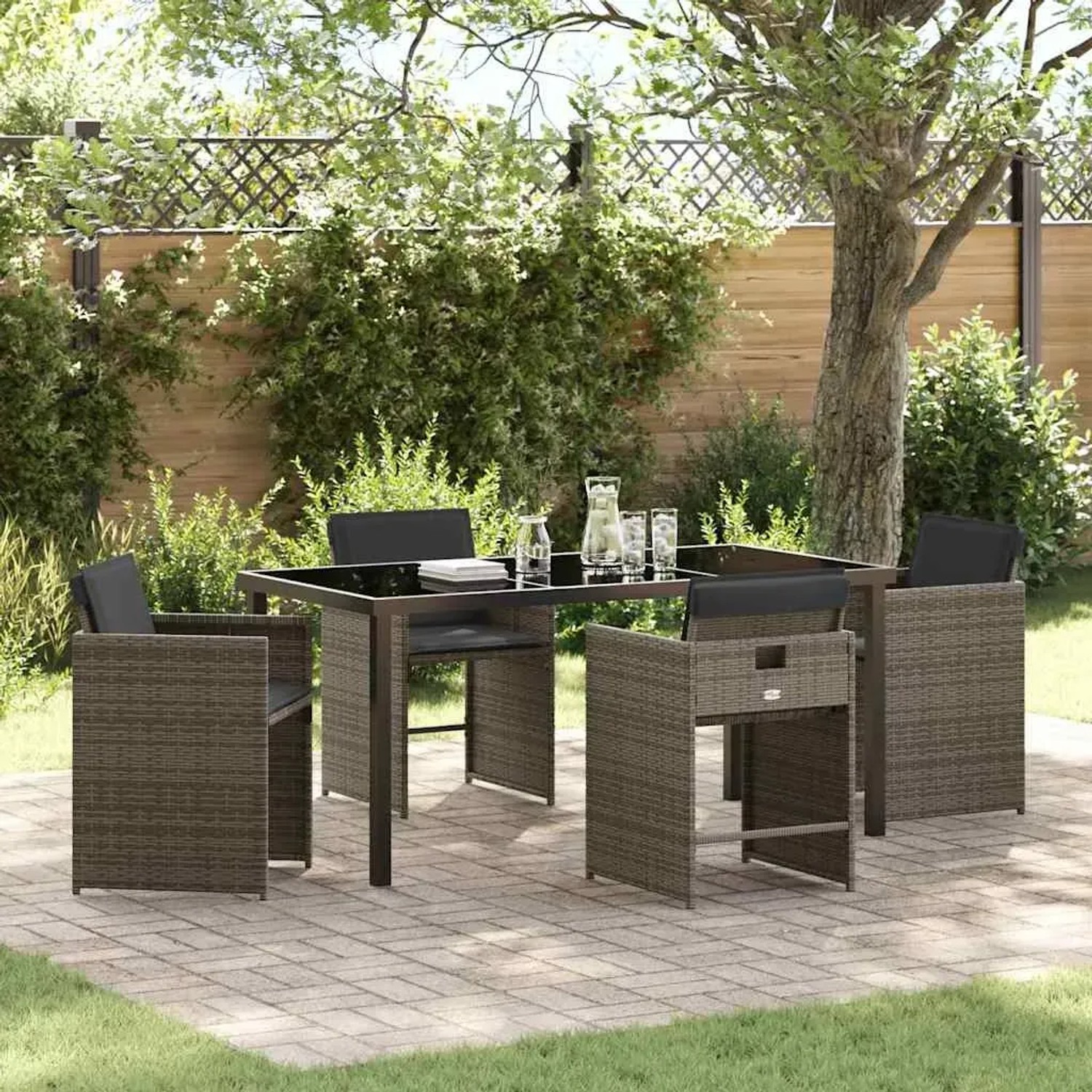 5-teiliges Garten-Ess-Set aus grauem Poly Rattan mit Tisch und Stühlen mit Kissen.