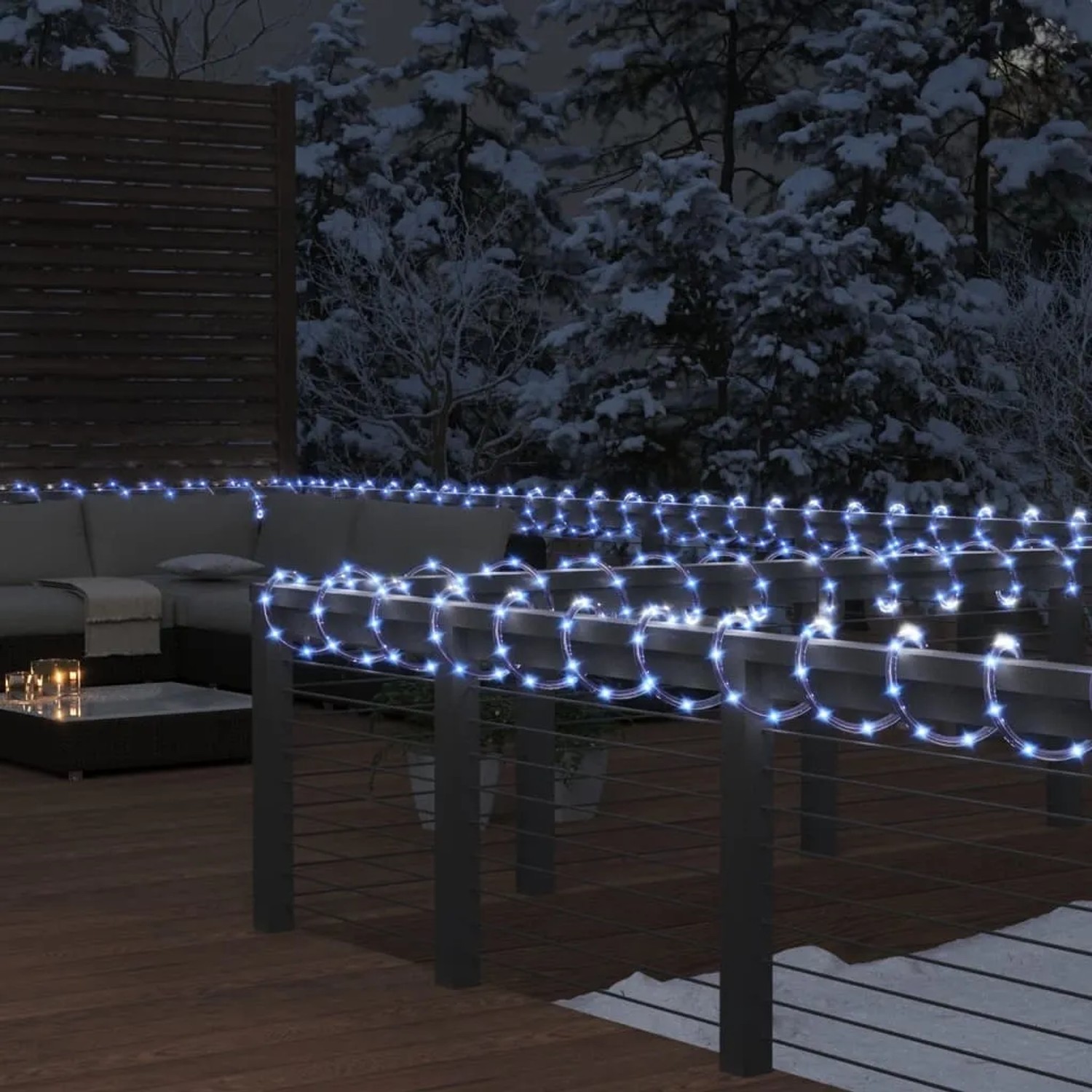 Lichtschlauch mit 1200 kaltweißen LEDs, Länge 50 m, als Deko für den Außenbereich.