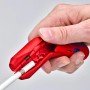 Knipex ErgoStrip Abmantelwerkzeug in roter Farbe beim Abisolieren eines Kabels.