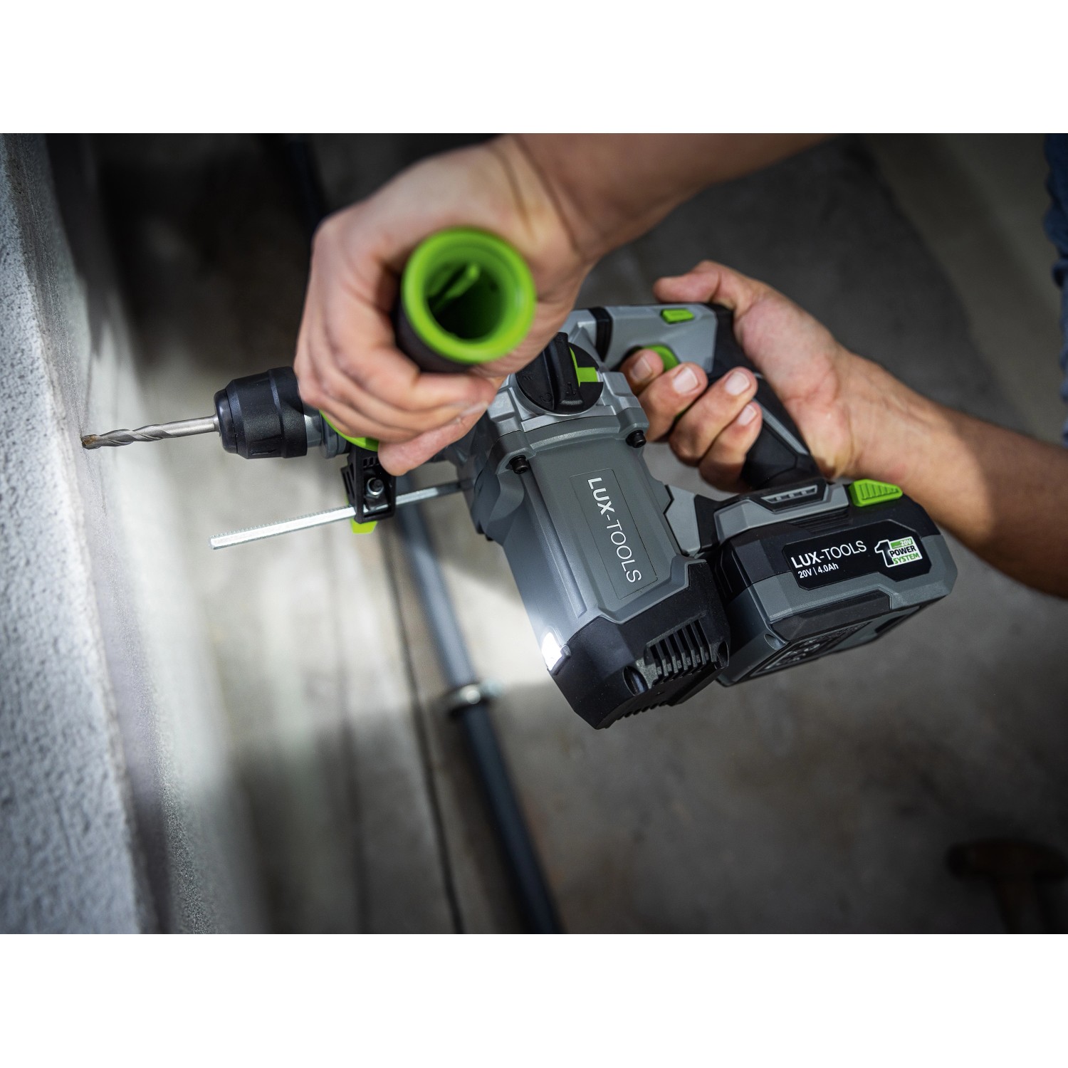 LUX Akku-Bohrhammer A-BH-20 B im Einsatz: Akkubetriebener Bohr- und Meißelhammer mit LED-Licht.