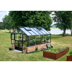 Juliana Gewächshaus Premium Mauer 13 Anthrazit im Garten mit Pflanzen und Hochbeet.