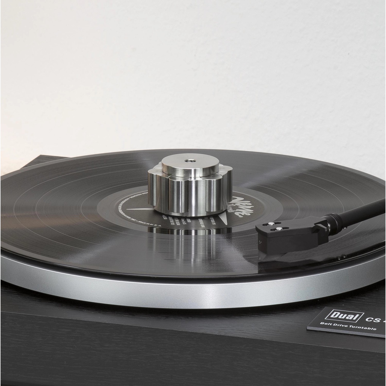 Dynavox PST450 Auflagegewicht aus Edelstahl auf einem Plattenspieler für besseren Klang.