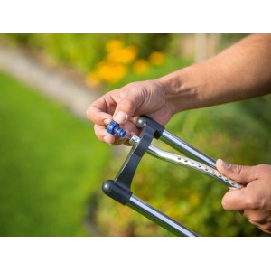 LUX Viereckregner Comfort: Düsenreinigung mit Nadel für optimale Gartenbewässerung.