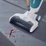 Leifheit Akku-Saugwischer Regulus Aqua PowerVac in Aktion, reinigt verschmutzten Boden.
