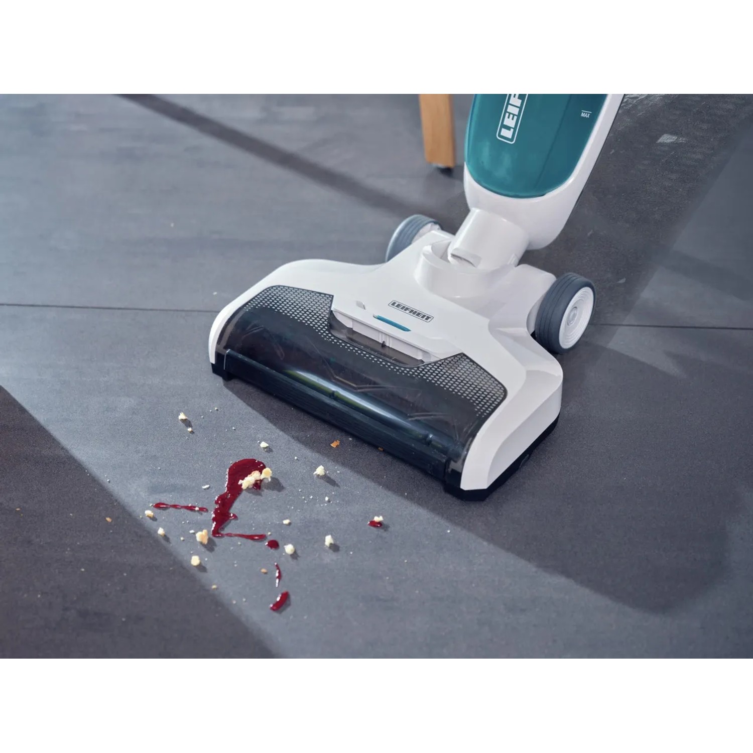 Leifheit Akku-Saugwischer Regulus Aqua PowerVac in Aktion, reinigt verschmutzten Boden.