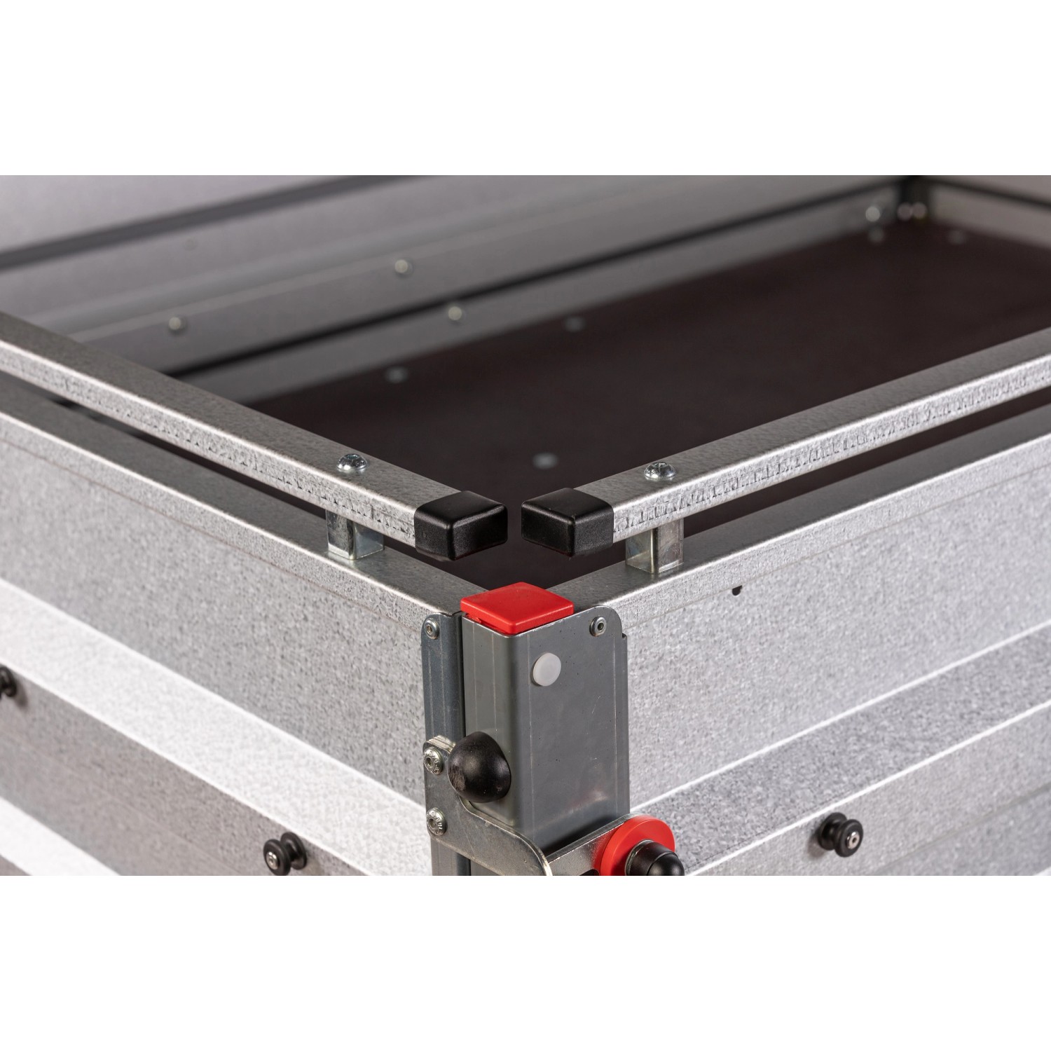 Detailansicht Stema Variolux 850 Anhänger mit Reling und Diebstahlsicherung.