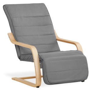 Grauer Relaxsessel mit verstellbarer Fußstütze und hellem Holzgestell. Bequemer Loungesessel mit gepolstertem Bezug.
