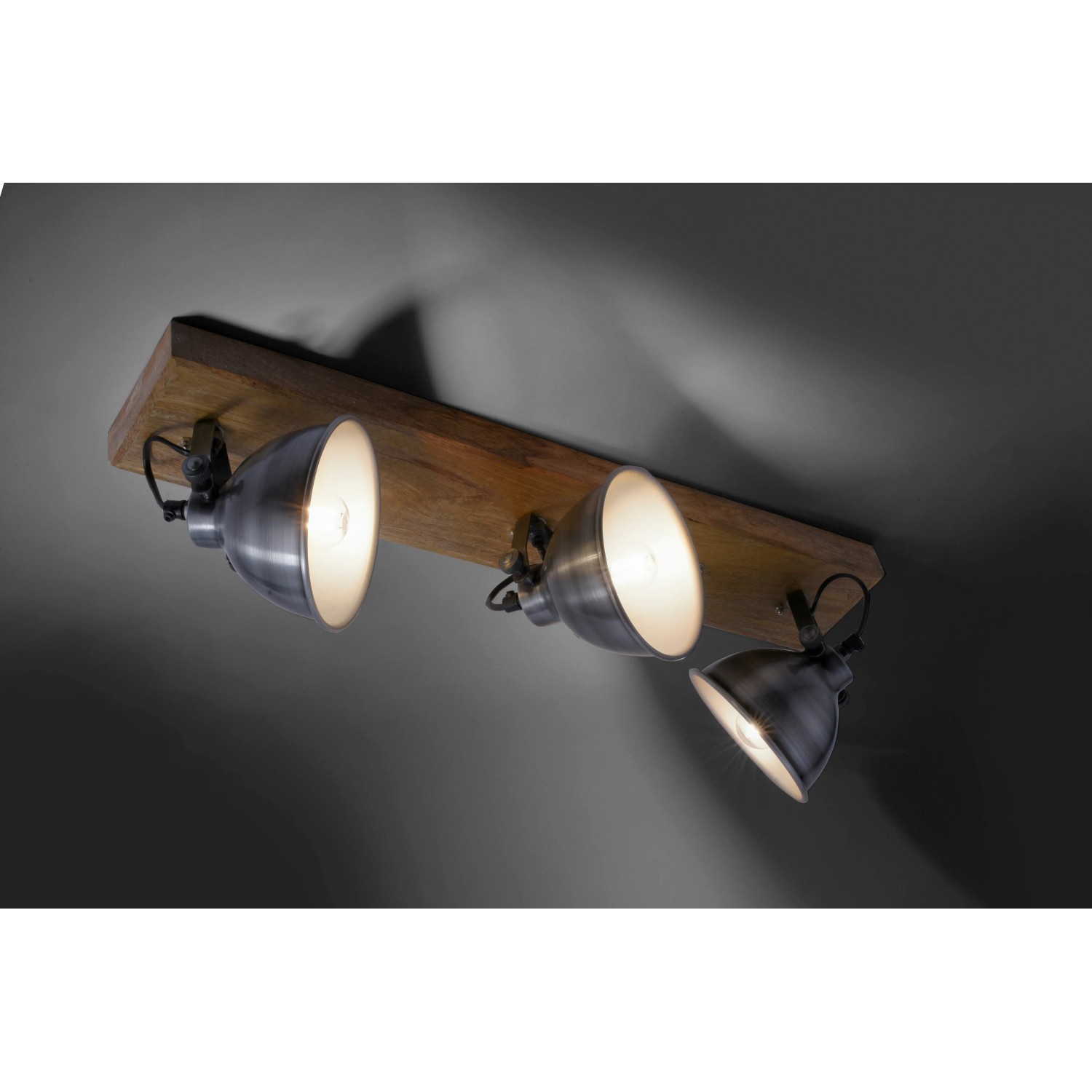 3-flammige Wand- und Deckenleuchte Samia im Vintage-Look mit Holz und silberfarbenem Eisen.
