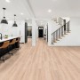 Heller Wohnraum mit Kaindl Laminat Poseidon Hawaii Oak 7 mm. Wasserfester Laminatboden in Holzoptik.