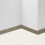 Parador Sockelleiste SL 3 Eiche D038, 40x16x2200 mm, montiert an einer weißen Wand.