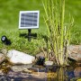Heissner Solar Teichbeleuchtung Set mit 3 LED-Spots, Solarpanel und Erdspießen am Gartenteich.