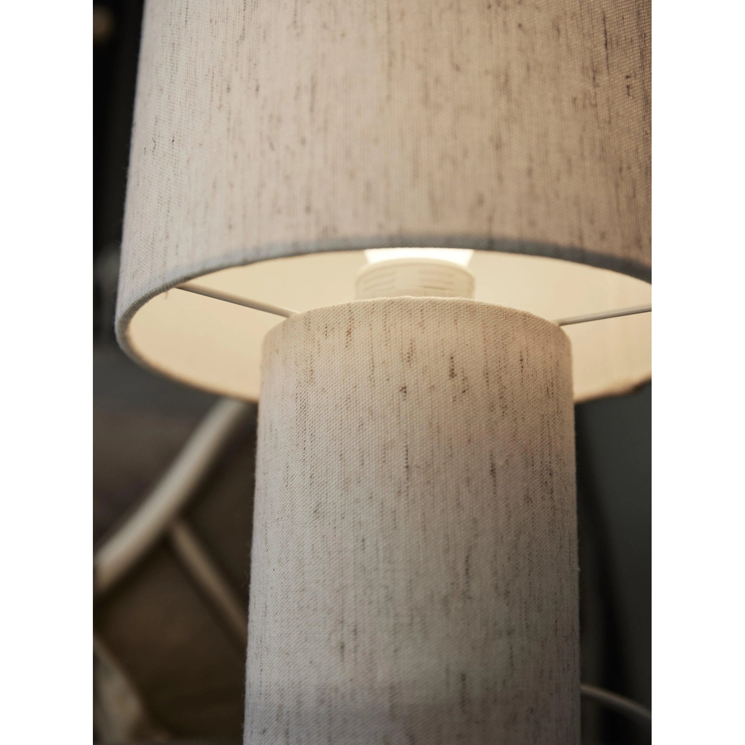 PR Home Leah Tischleuchte aus Textil in Leinenoptik, Detailansicht.