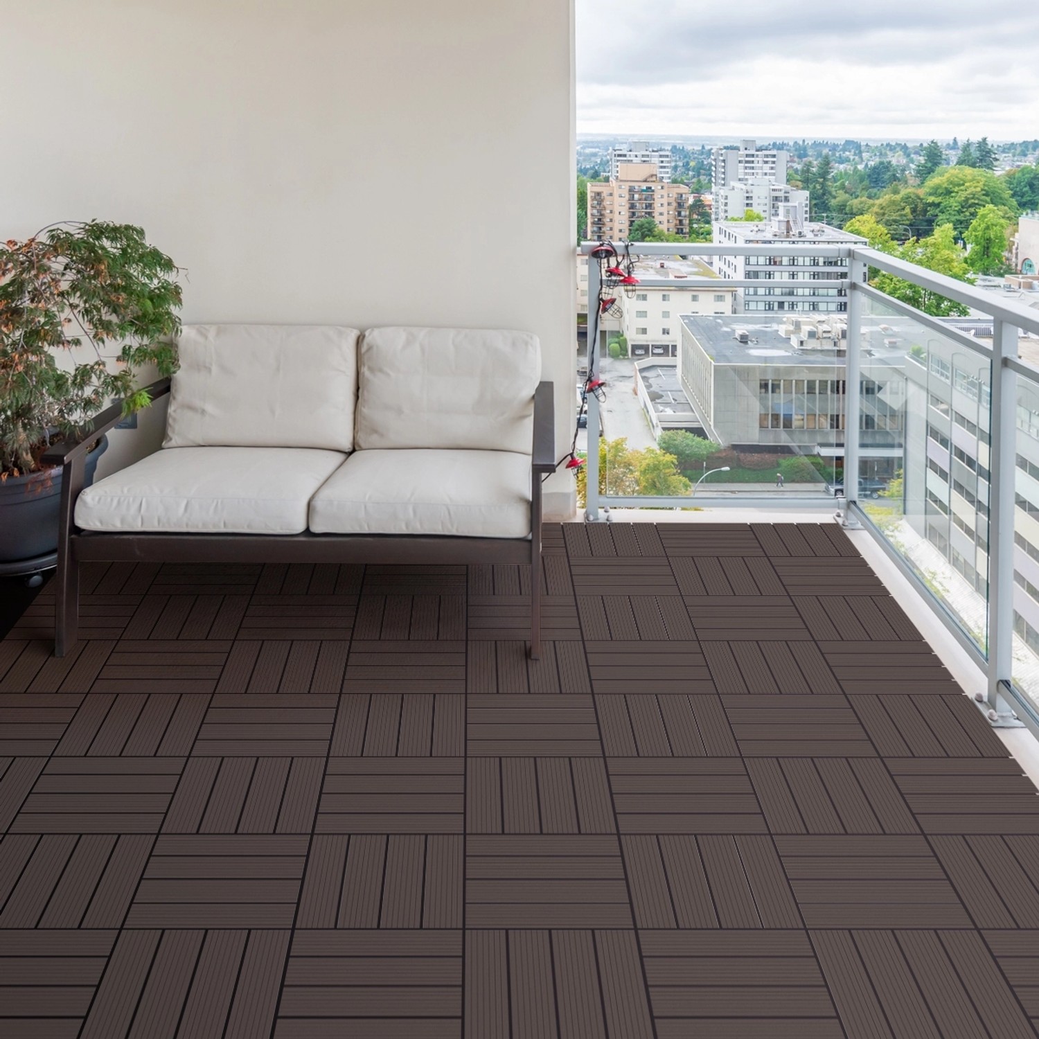 Dunkelbraune WPC Terrassenfliesen (30x30) im 55er Set auf einem Balkon verlegt.