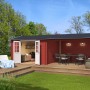 Schwedenrotes Lasita Gartenhaus Amarillo mit Terrasse und Gartenmöbeln.