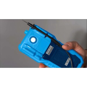 Blaues Pancontrol PAN 184 PROFI Digital-Multimeter mit Messleitung in Hand.