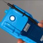 Blaues Pancontrol PAN 184 PROFI Digital-Multimeter mit Messleitung in Hand.