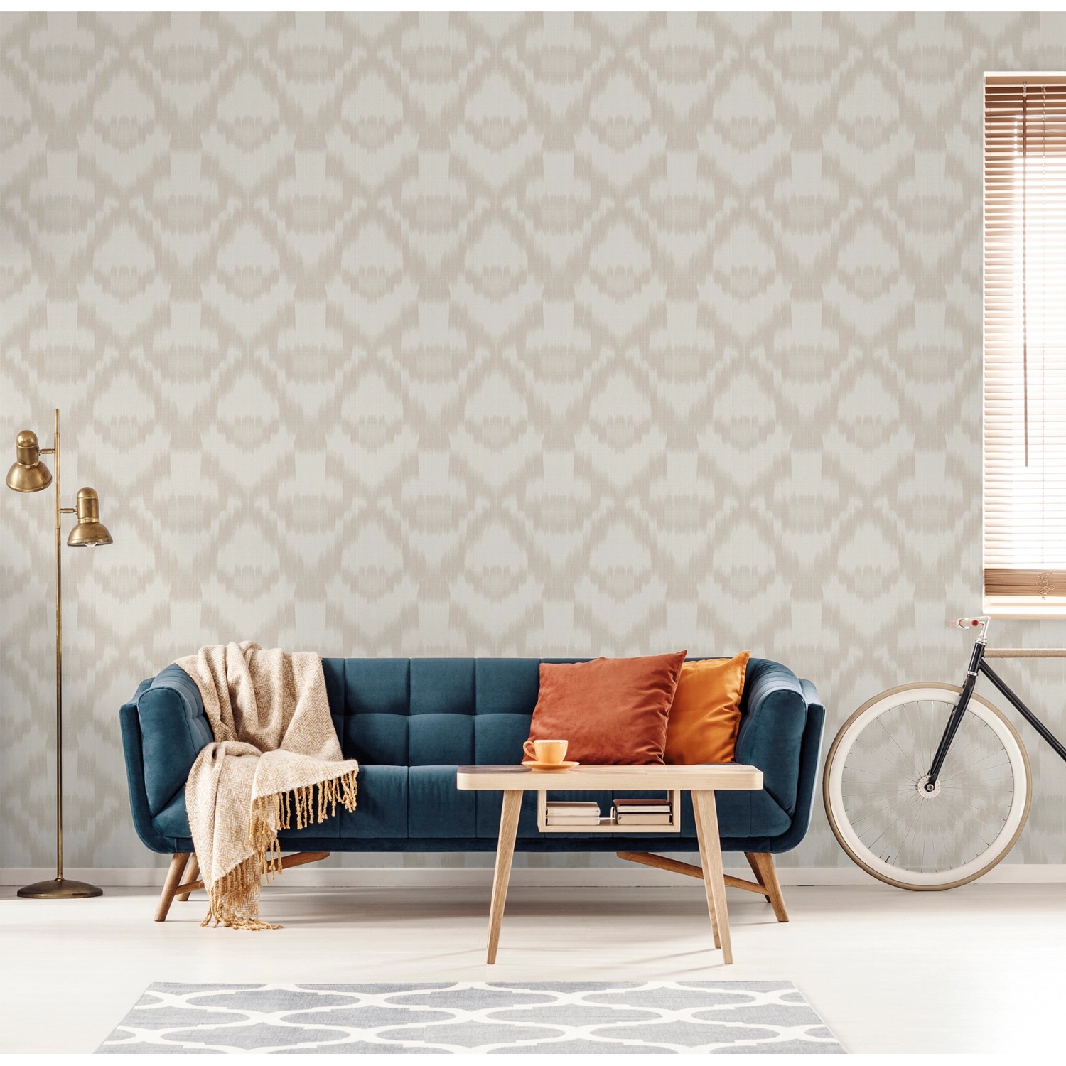 Wohnraum mit Sanders & Sanders Tapete mit ethnischen Motiven in Beige.