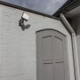 Lutec Solar LED-Strahler Sunshine an weißer Wand montiert.
