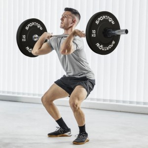 Mann beim Kniebeugen mit SPORTNOW Hantelscheiben, 2 x 10kg Gewichte aus Gummi.