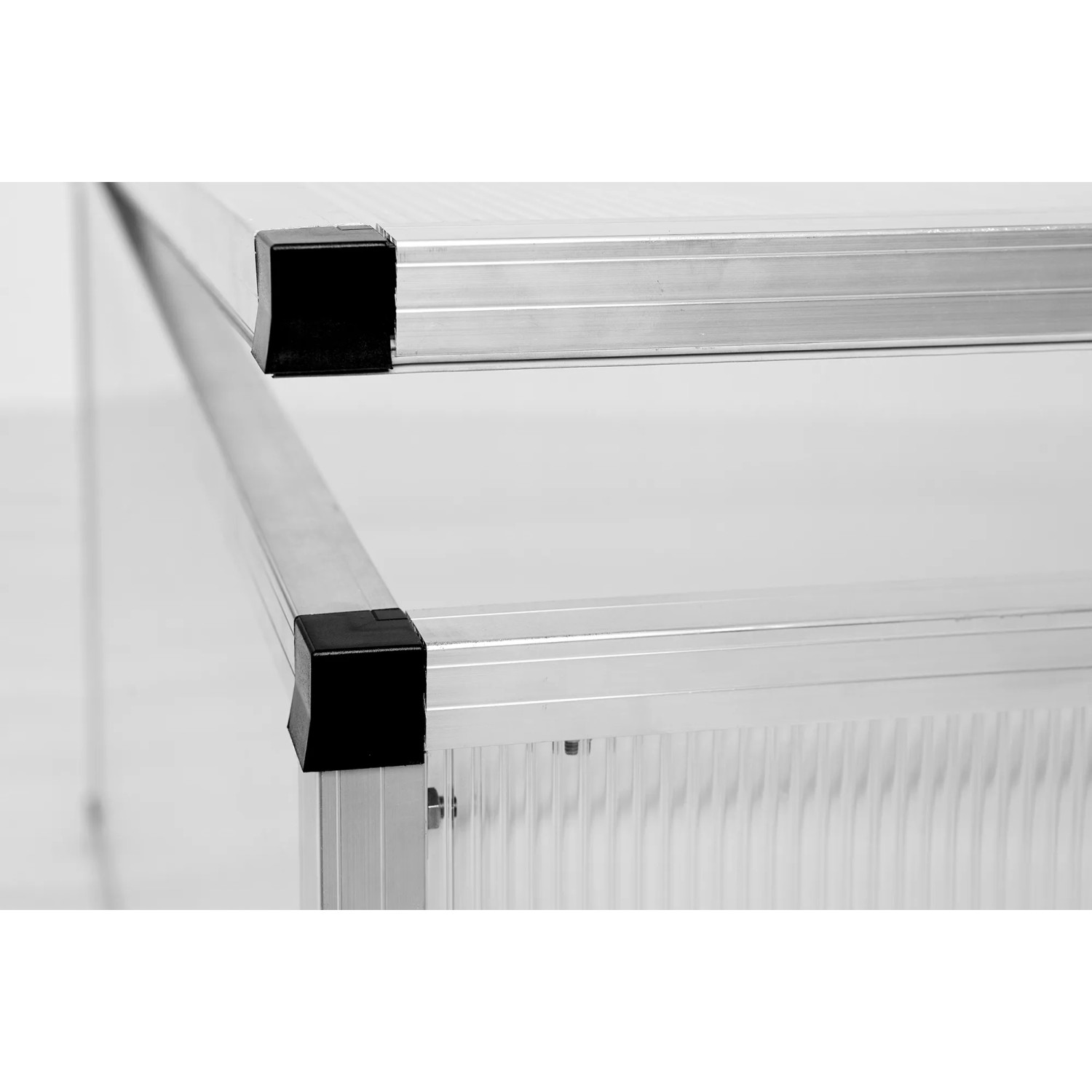 Detailaufnahme: KGT Frühbeet 100 Aluminium, Ecke mit schwarzem Verbinder.