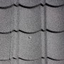 Detailaufnahme: Easypan Metalldachpfanne in Ziegeloptik, schiefergrau granuliert.