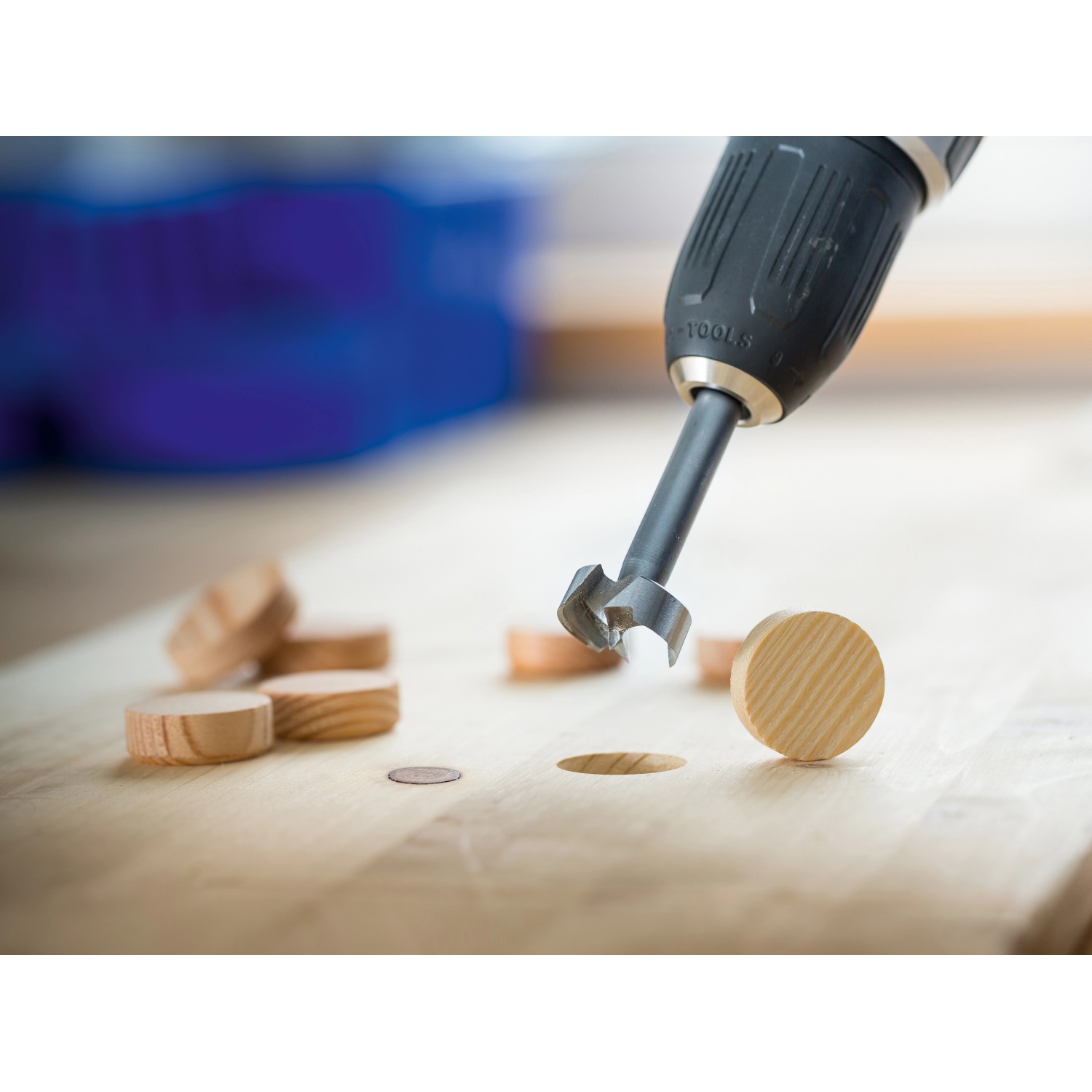 LUX Forstnerbohrer Comfort 15 mm im Einsatz: Präzise Bohrung in Holz mit Holzbohrer.