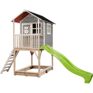 Graues EXIT Loft 700 Holzspielhaus mit Rutsche und Sandkasten.