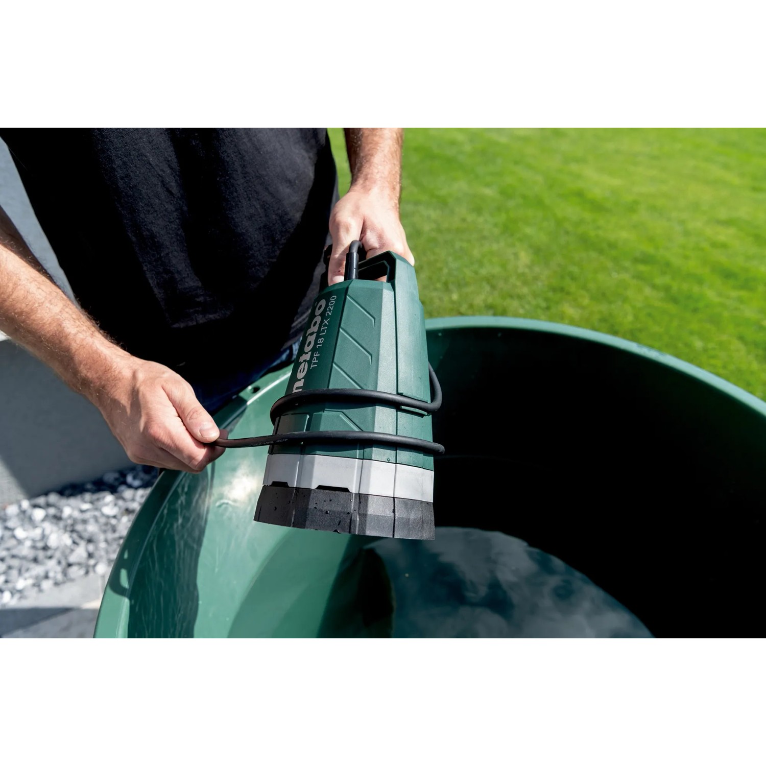 metabo Akku-Tauchpumpe TPF 18 LTX 2200 im Einsatz in Regentonne zur Gartenbewässerung.