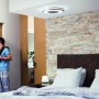 Silberne Philips Hue Being Deckenleuchte mit Dimmer in modernem Schlafzimmer.