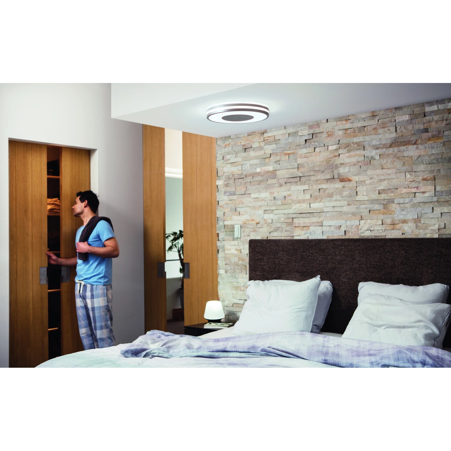 Silberne Philips Hue Being Deckenleuchte mit Dimmer in modernem Schlafzimmer.