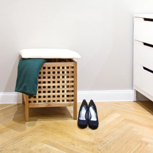 Badhocker Walnuss mit Wäschesammler, gepolsterte Sitzfläche, Holz-Gitterdesign. Praktisch und dekorativ.