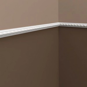 Weiße PROFHOME Wand- und Friesleiste (2 m) an einer braunen Wand.