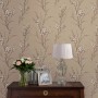 Laura Ashley Vliestapete Pussy Willow Natural mit Weidenkätzchen-Muster in Naturtönen.