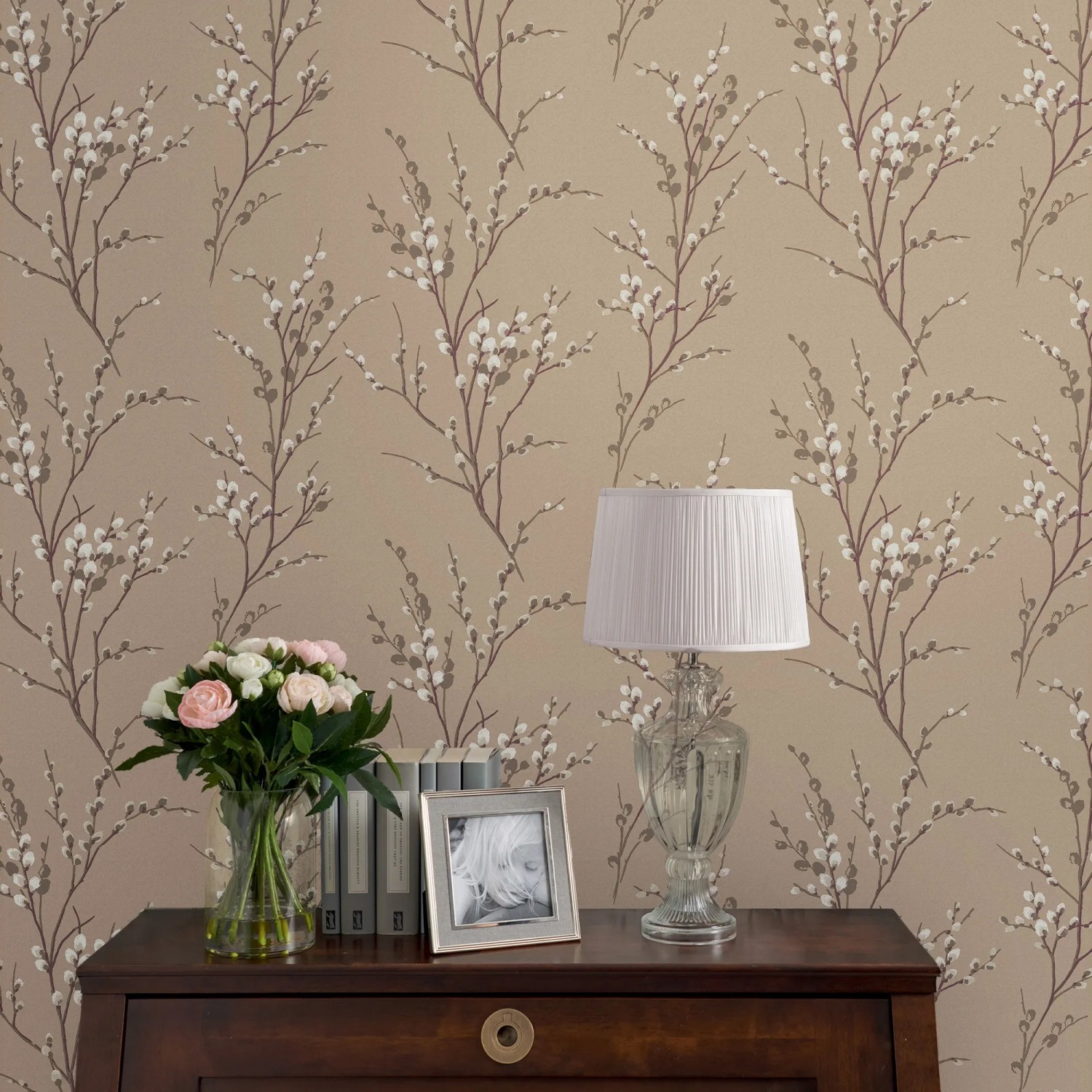 Laura Ashley Vliestapete Pussy Willow Natural mit Weidenkätzchen-Muster in Naturtönen.