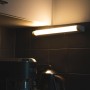 LED Unterbauleuchte mit warmweißem Licht, 30 cm, montiert unter einem Küchenschrank.