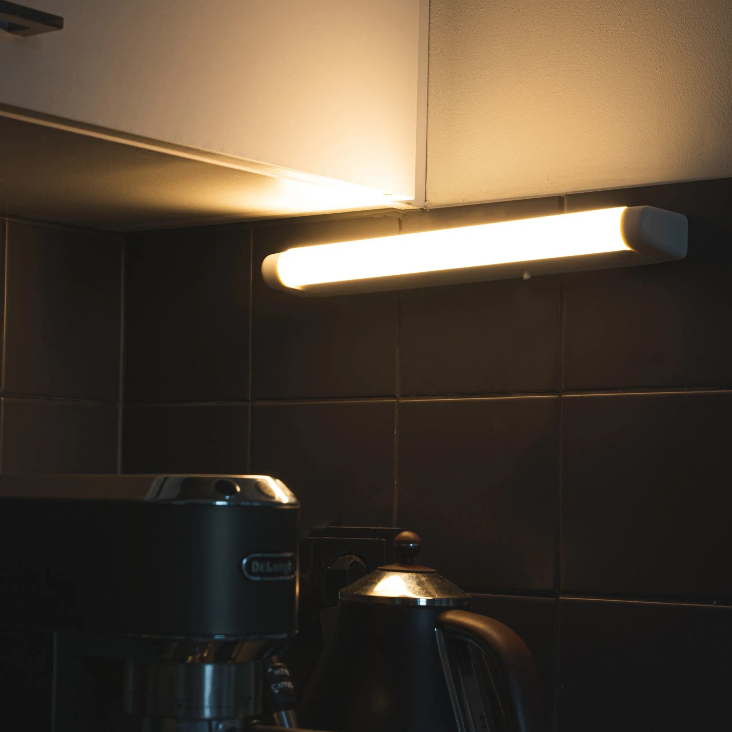 LED Unterbauleuchte mit warmweißem Licht, 30 cm, montiert unter einem Küchenschrank.