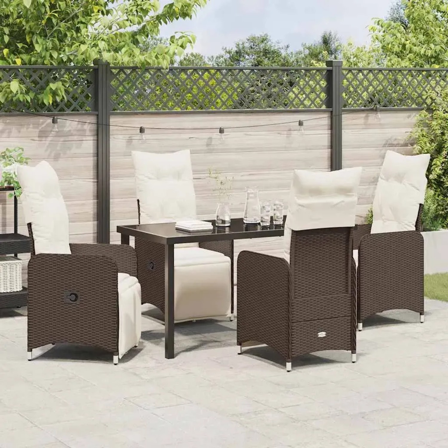 5-teiliges Garten-Esszimmer-Set aus braunem Poly Rattan mit Tisch, 4 Stühlen und Kissen.