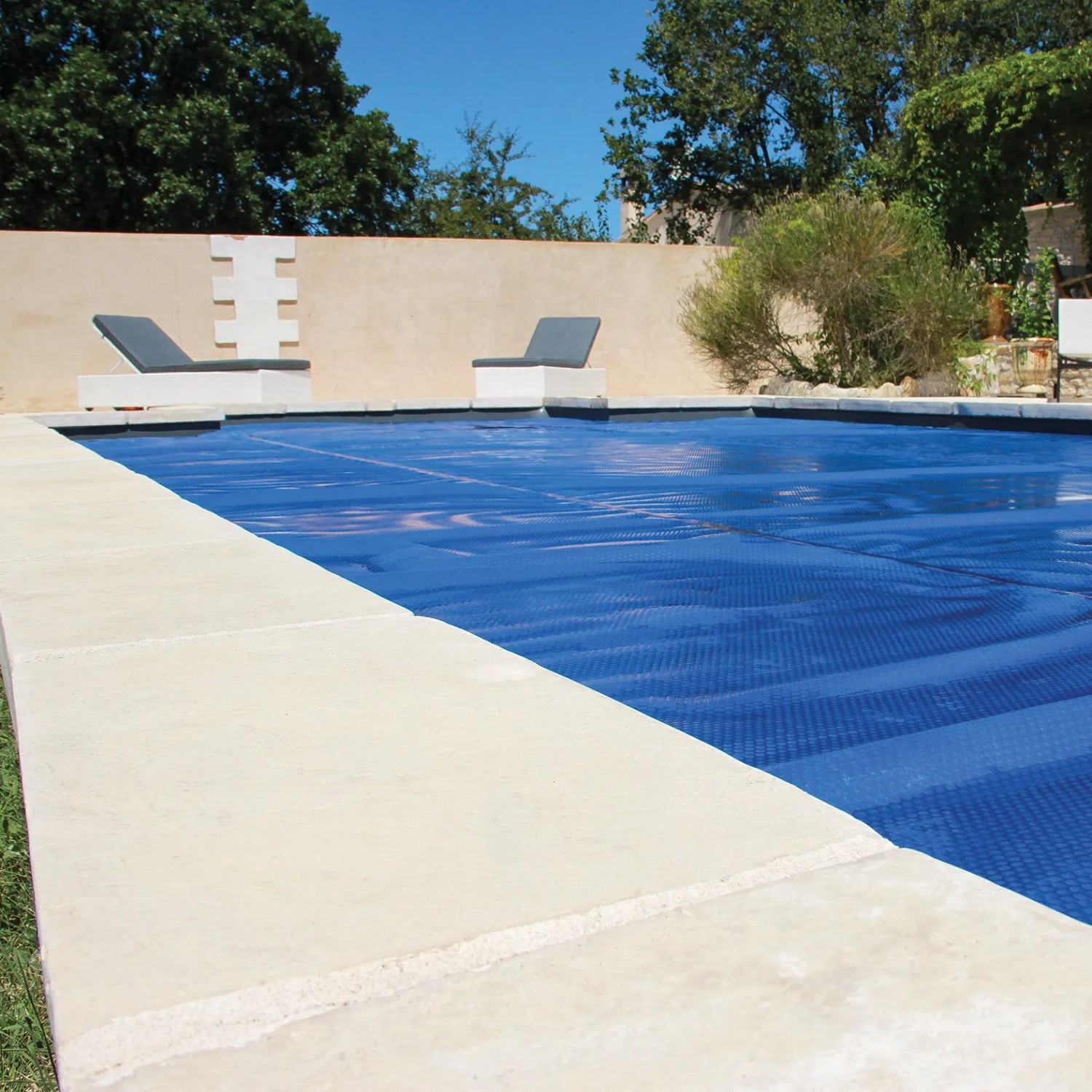 Blau schimmernde Summer Fun Solarfolie auf rundem Pool, Größen Ø 350-360 cm.