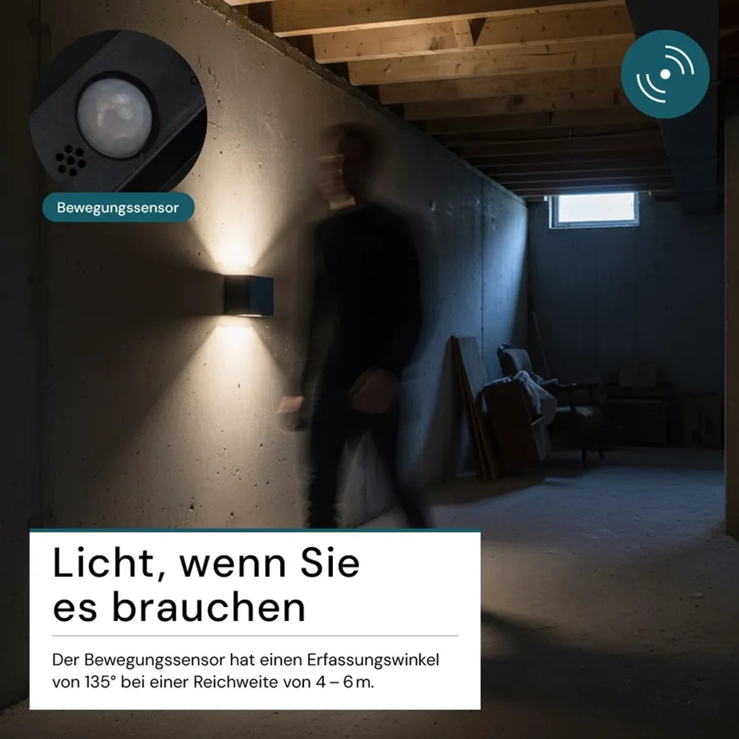 Schwarze LUXULA Akku Wandleuchte mit Bewegungssensor und Up-Downlight Effekt im Innenraum.