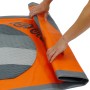 Detailaufnahme: Aufrollen des orangefarbenen ECD Germany Stand Up Paddle Boards.