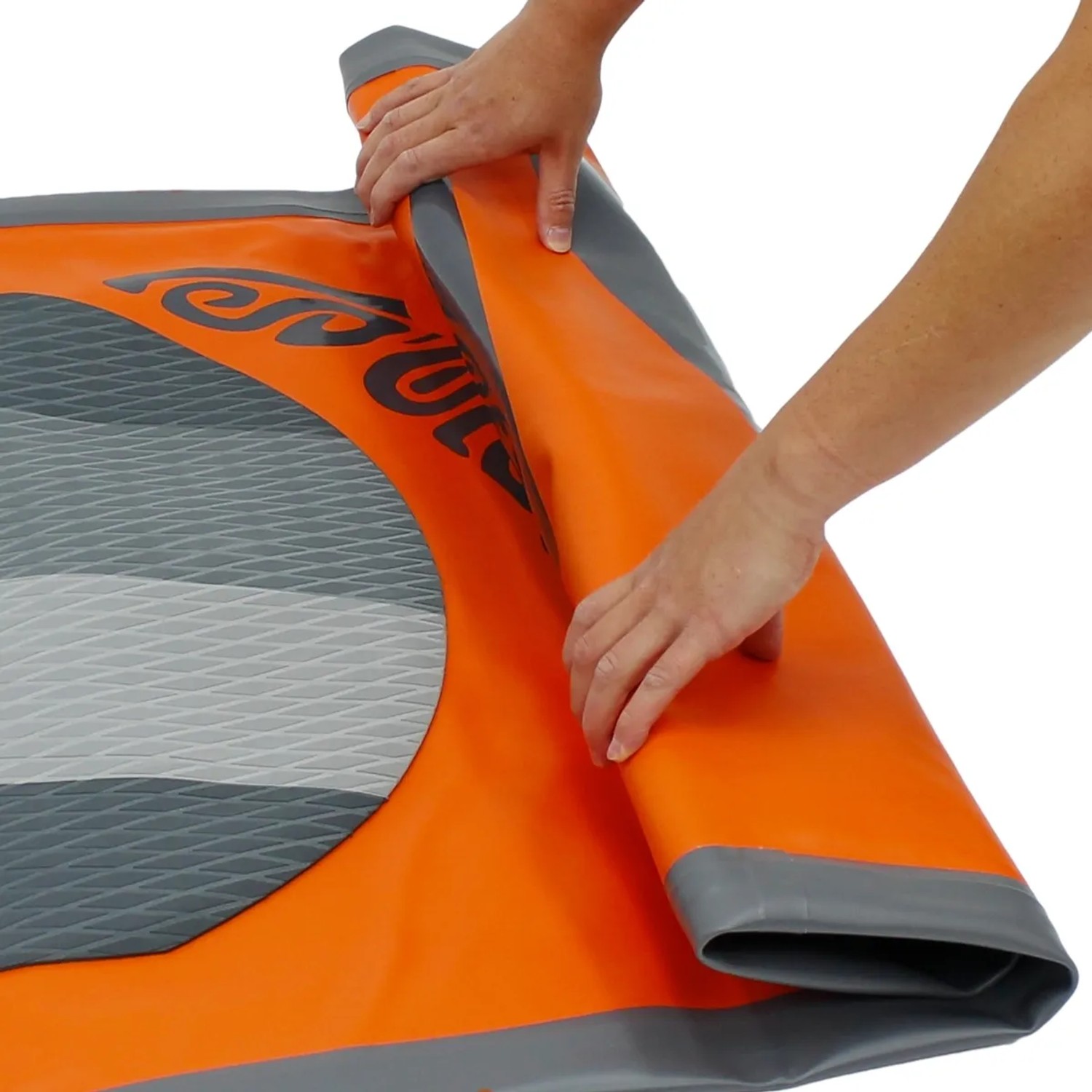 Detailaufnahme: Aufrollen des orangefarbenen ECD Germany Stand Up Paddle Boards.