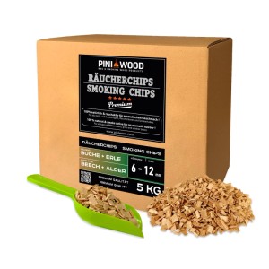 PINI Räucherchips Buche & Erle 6-12 mm in 5 kg Karton, daneben Holzspäne und grüne Schaufel für Grill.
