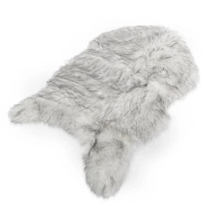 Flauschiges, hellgraues KARAT Kunstfell Nelly Black Tip als Dekofell für Wohnräume.