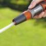 Gardena Reinigungsspritze in Aktion: Wasserstrahl für die Gartenreinigung.