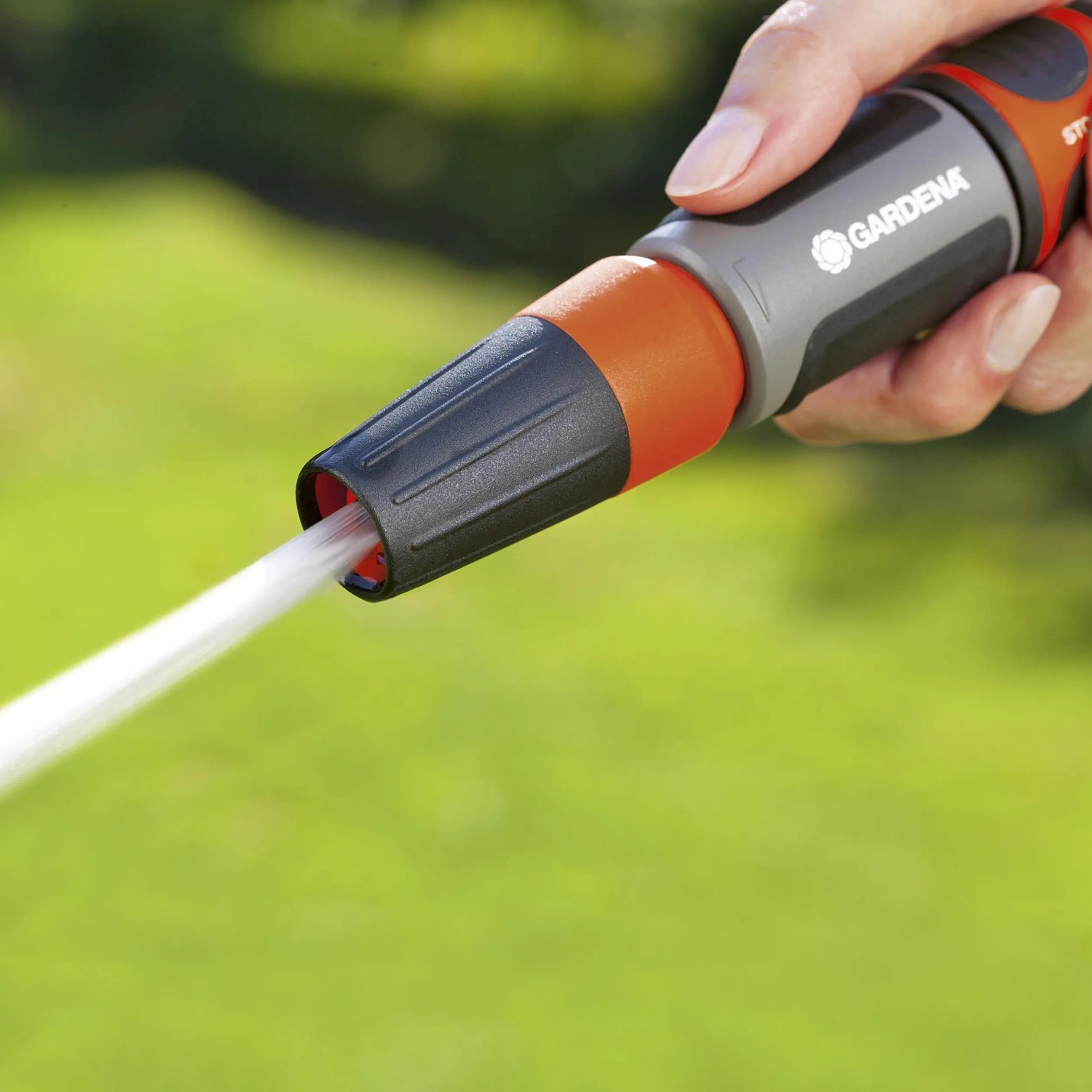 Gardena Reinigungsspritze in Aktion: Wasserstrahl für die Gartenreinigung.