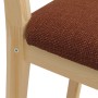 Stuhl aus hellem Kiefernholz mit terrakottafarbenem Polsterstoff. Detail eines Landhaus Esszimmer-Sets.