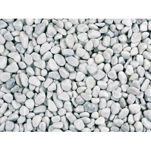 Nahaufnahme von weißem Marmorkies Carrara (8-16 mm) als Zierkies für den Garten.