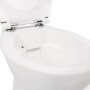 Detailaufnahme: Erhöhtes, spülrandloses Calmwaters Stand-WC Set mit offenem WC-Sitz.