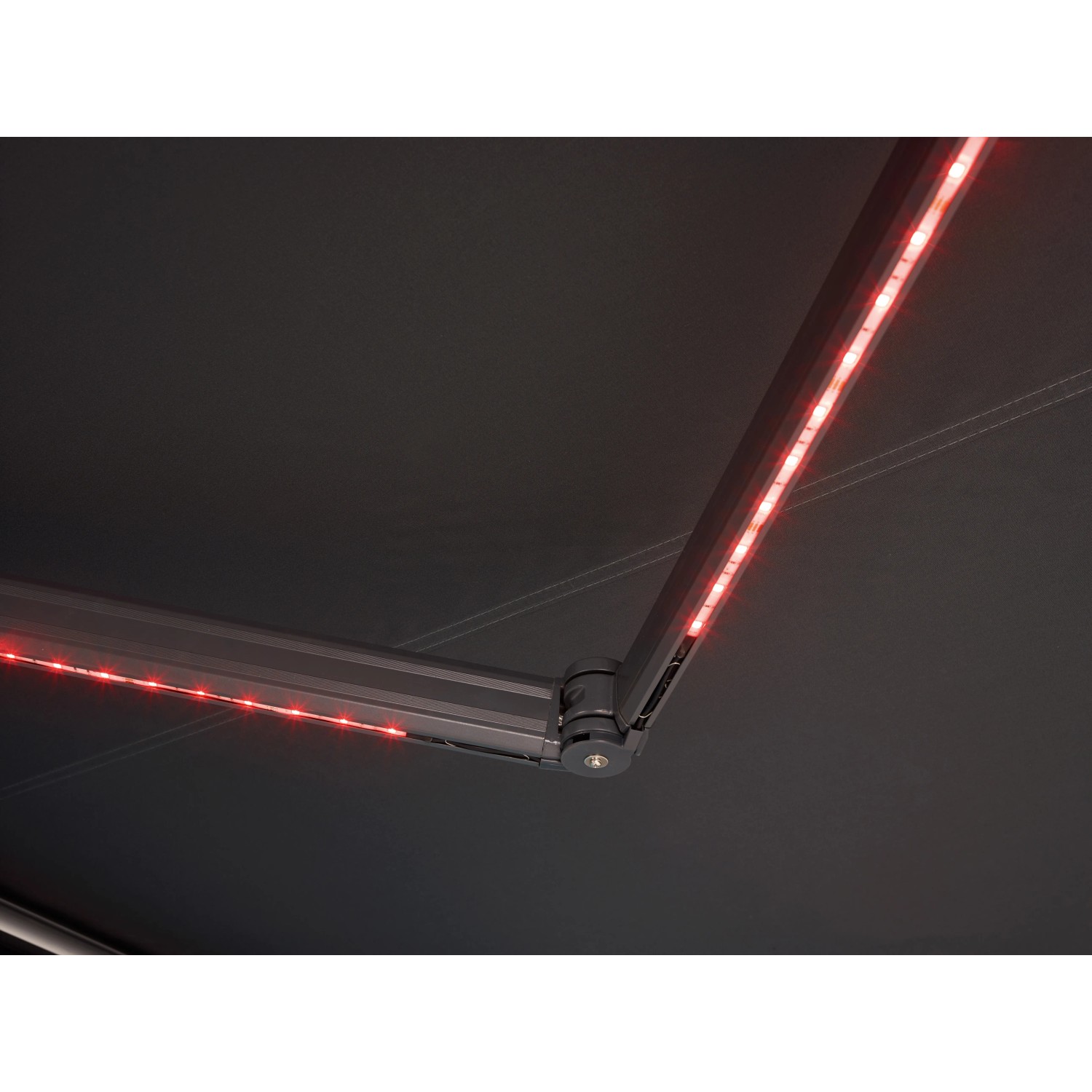 Detailaufnahme: Anthrazitfarbene Kassettenmarkise Bayville mit roter LED-Beleuchtung.